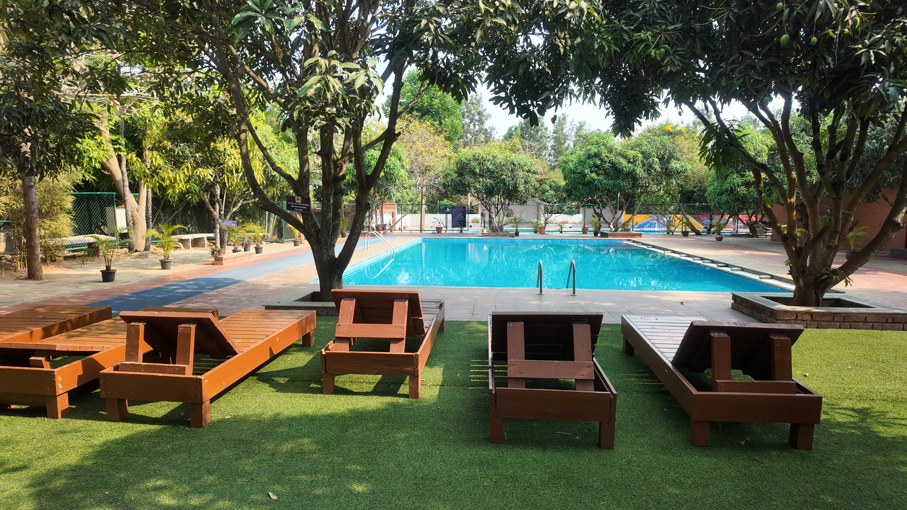 Well maintained swimming pool of Suggee Resort! 